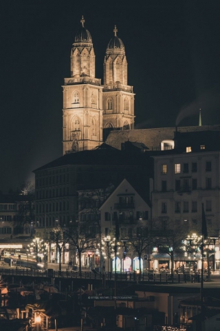 Zürich. Grossmünster Kirche am Nacht. Reise Fotografie Iryna Mathes
