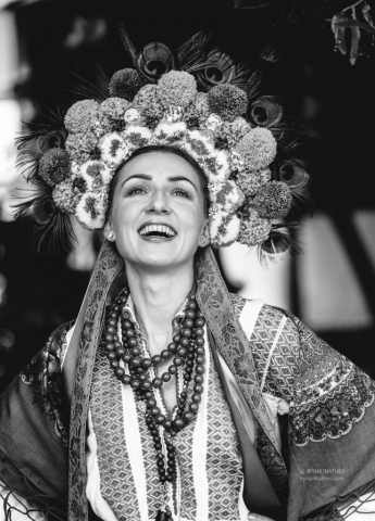 Porträt einer jungen Frau in einem traditionellen ukrainischen Kostüm, schwarz-weiß Foto