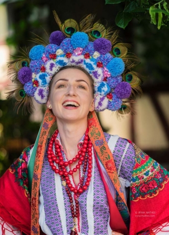 Porträt einer jungen Frau in einem traditionellen ukrainischen Kostüm